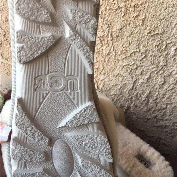 Ugg new slippers size 7 - Picture 5 of 6